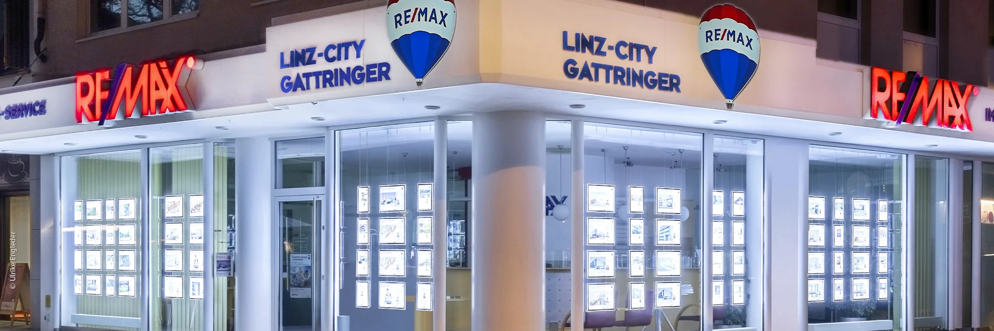 Außenfassade bei Nacht